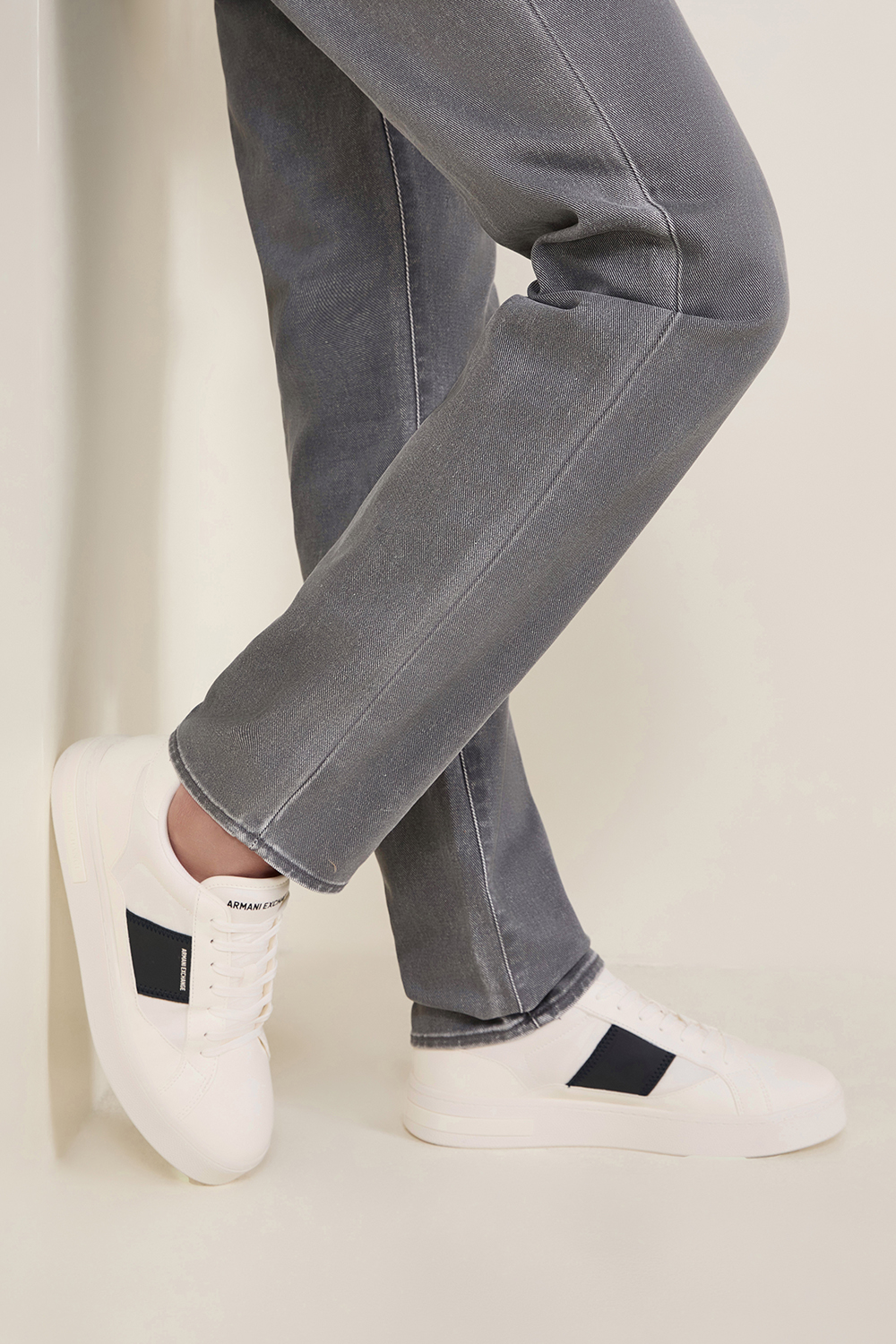 תמונת כל הלוק של נעלי סניקרס